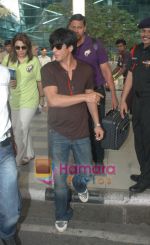 Shahrukh Khan Snapped at domestic airport in Mumbai on 18th April 2011 (8).JPG
